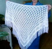 Вязаная шаль из ангора размером 212х165х165см.