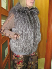 Красивый,  стильный жилет из меха чернобурой лисы.