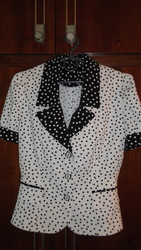 Пиджак  белый в черный горошек. 
