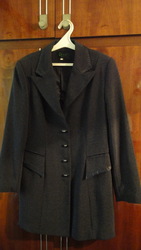 Кардиган серого цвета на пуговицах.