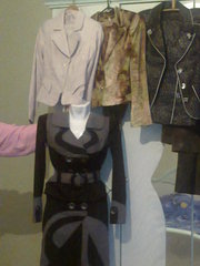 Женская одежда: костюмы, пиджаки, брюки, джинсы, капри.