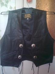 Продам б/у мотоциклетную кожаную жилетку, торг уместен