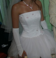 Платье принцессы, очень пышное с нежной вышивкой на корсете и юбке