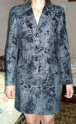 продам деловой костюм разм 42-44. Недорого.