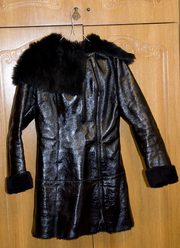 Продам черную лаковую дубленку