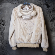 Куртка из искуственного меха.