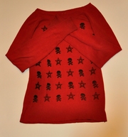 красный стильный свитер